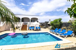Piscine chauffée, chaises longues