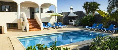 温水プール、サンラウンジャー