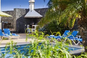 Piscine chauffée, chaises longues
