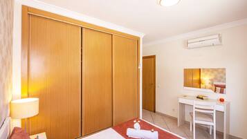 5 bedrooms, in-room safe, iron/ironing board, free WiFi