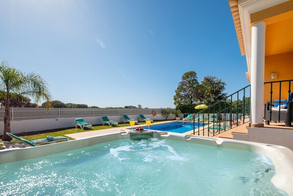 Piscina all'aperto, una piscina riscaldata