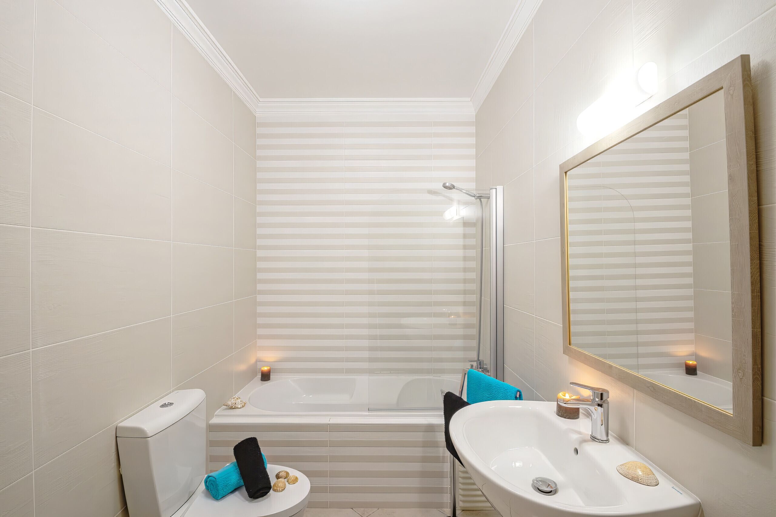 Combined shower/bathtub, hair dryer, towels