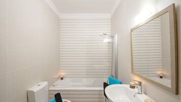Combined shower/bathtub, hair dryer, towels