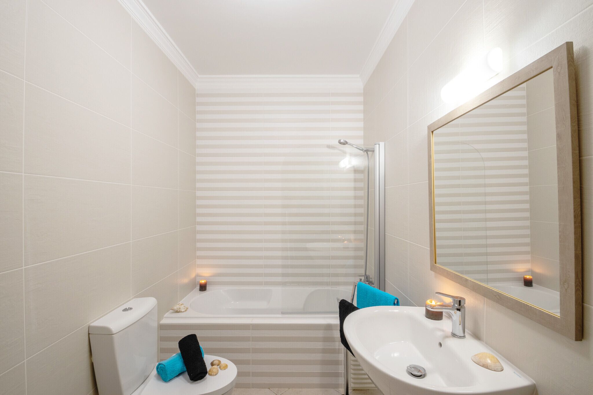 Combined shower/tub, hair dryer, towels