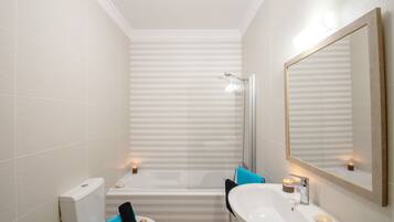 Combined shower/tub, hair dryer, towels