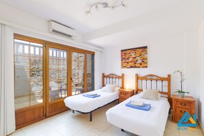 4 chambres, coffre-fort, fer et planche Ă repasser