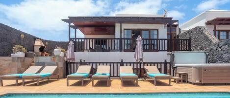 Piscine chauffée, chaises longues