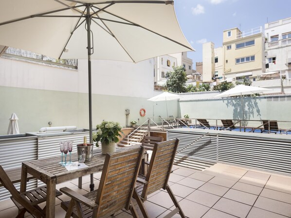 Outdoor dining - My Space Barcelona Loft for temporary rentals with terrace and swimming pool (Barcelona)