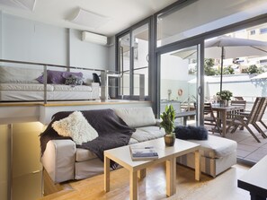 TV - My Space Barcelona Loft for temporary rentals with terrace and swimming pool (Barcelona)