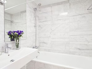 Shower, hair dryer, towels, shampoo - My Space Barcelona Loft for temporary rentals with terrace and swimming pool (Barcelona)