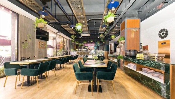 Buffet déjeuner servi tous les jours en supplément