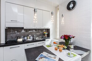 Kylskåp, spishäll, diskmaskin och kaffe- och tebryggare