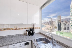 Kühlschrank, Mikrowelle, Ofen, Wasserkocher mit Kaffee-/Teezubehör