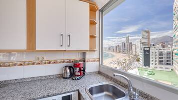 Kühlschrank, Mikrowelle, Ofen, Wasserkocher mit Kaffee-/Teezubehör