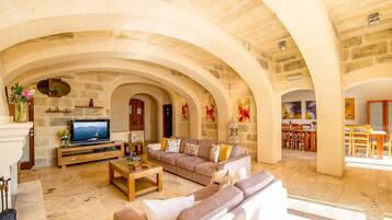 Télévision, cheminée