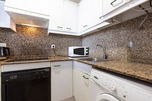 Refrigerador, microondas, horno, cafetera/tetera
