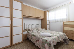 1 chambre, fer et planche à repasser, Wi-Fi gratuit, draps fournis