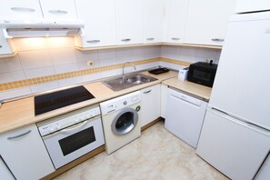 Een koelkast, een microgolfoven, een oven, een vaatwasser