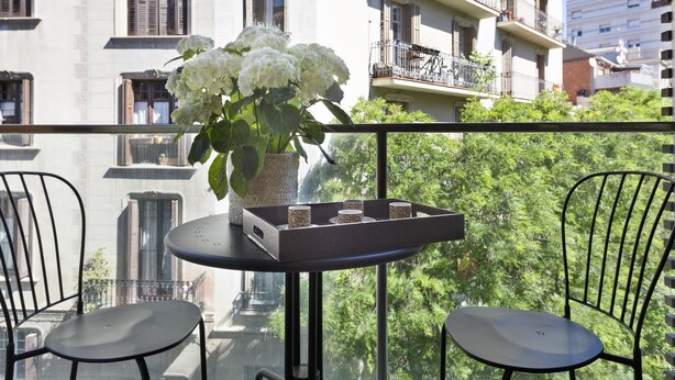 Outdoor dining - My Space Barcelona 9 Apart has 54 people with optional parking in the center (Barcelona)