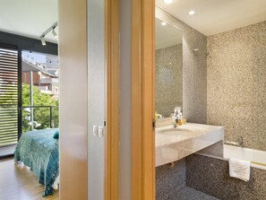 Banheira, secador de cabelo, toalhas de banho, shampoo