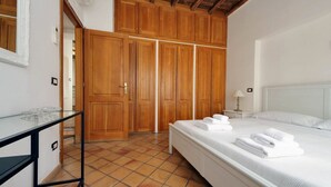 Une chambre à coucher avec un lit, un bureau et des armoires en bois.