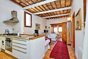 Una cocina compacta con estufa, horno y muebles de cocina modernos.