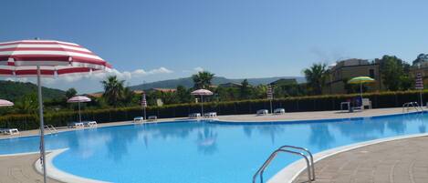 Een buitenzwembad en een verwarmd zwembad