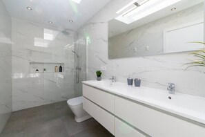 Baignoire, sèche-cheveux, serviettes fournies