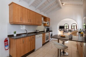 Frigorífic, microones, forn i placa de cuina 