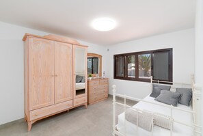 4 dormitoris, caixa forta a l'habitació i planxa i posts de planxar 