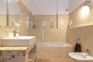 Douche, séchoir à cheveux, serviettes fournies