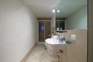 Dusche, Haartrockner, Bidet, Handtücher