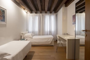 2 quartos, ferros/tábuas de passar roupa, Wi-Fi, roupa de cama