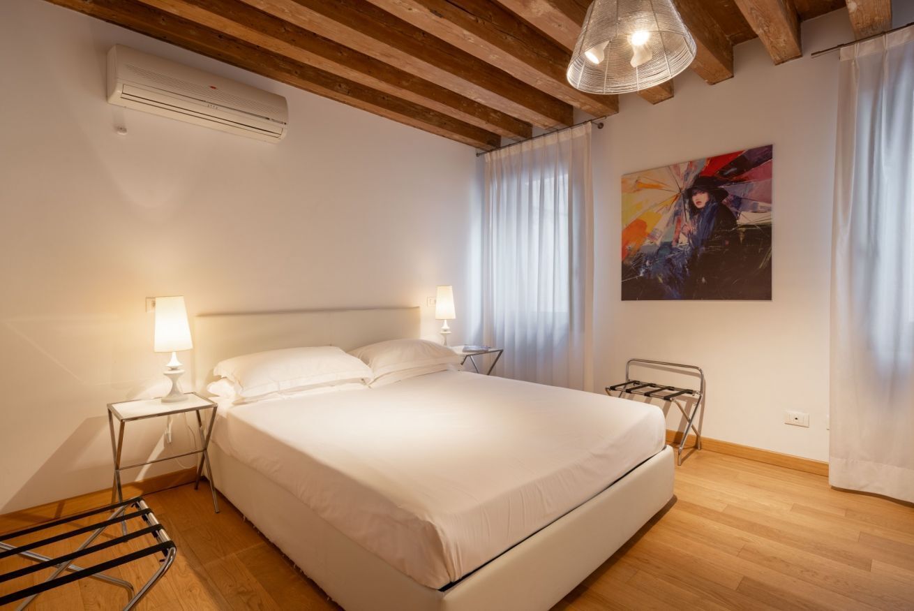 2 camere, una cassaforte in camera, una scrivania, ferro/asse da stiro