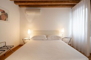 2 bedrooms, in-room safe, desk, iron/ironing board