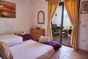 3 chambres, coffres-forts dans les chambres, fer et planche à repasser