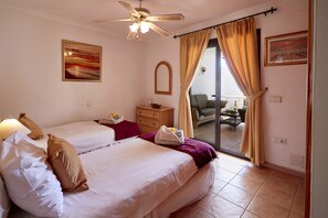 3 chambres, coffres-forts dans les chambres, fer et planche à repasser