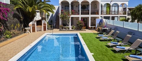 Een verwarmd zwembad