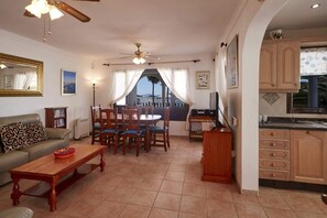 Télévision, lecteur de DVD, chaîne hi-fi