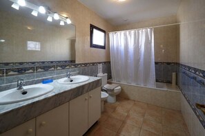Badewanne, Haartrockner, Handtücher
