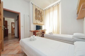 2 bedrooms, iron/ironing board, WiFi, bed sheets - Rome, Trastevere, modern and comfortable apartment for 4 (Rome)
