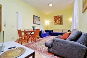 TV - Rome, Trastevere, modern and comfortable apartment for 4 (Rome)