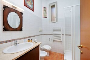 Shower, hair dryer, bidet, towels - Rome, Trastevere, modern and comfortable apartment for 4 (Rome)