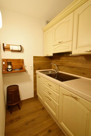 Réfrigérateur, cafetière/bouilloire, bouilloire électrique