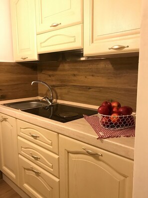 Réfrigérateur, cafetière/bouilloire, bouilloire électrique