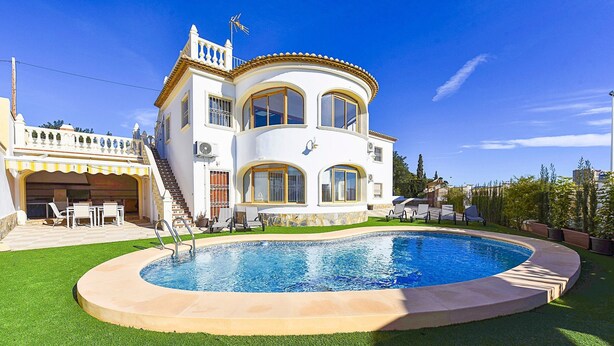 A two-story house with a swimming pool, a covered patio, and a staircase leading to the upper floor. - Villa Garrofer- PlusHolidays (Calpe)