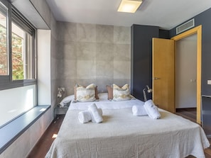 3 quartos, cofres nos quartos, ferros/tábuas de passar roupa