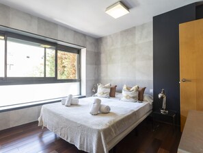 3 soverom, safe på rommet, strykejern/-brett og reiseseng for barn