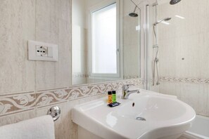 Combined shower/bathtub, hair dryer, bidet, towels - Venice, Cannaregio, apartment for 4 equipped with every comfort (Venezia)