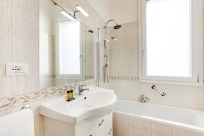 Combinazione doccia/vasca, asciugacapelli, bidet, asciugamani